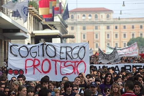 Roma, giornata di scontri e guerriglia. Urbana. Una parte d'Italia protesta.