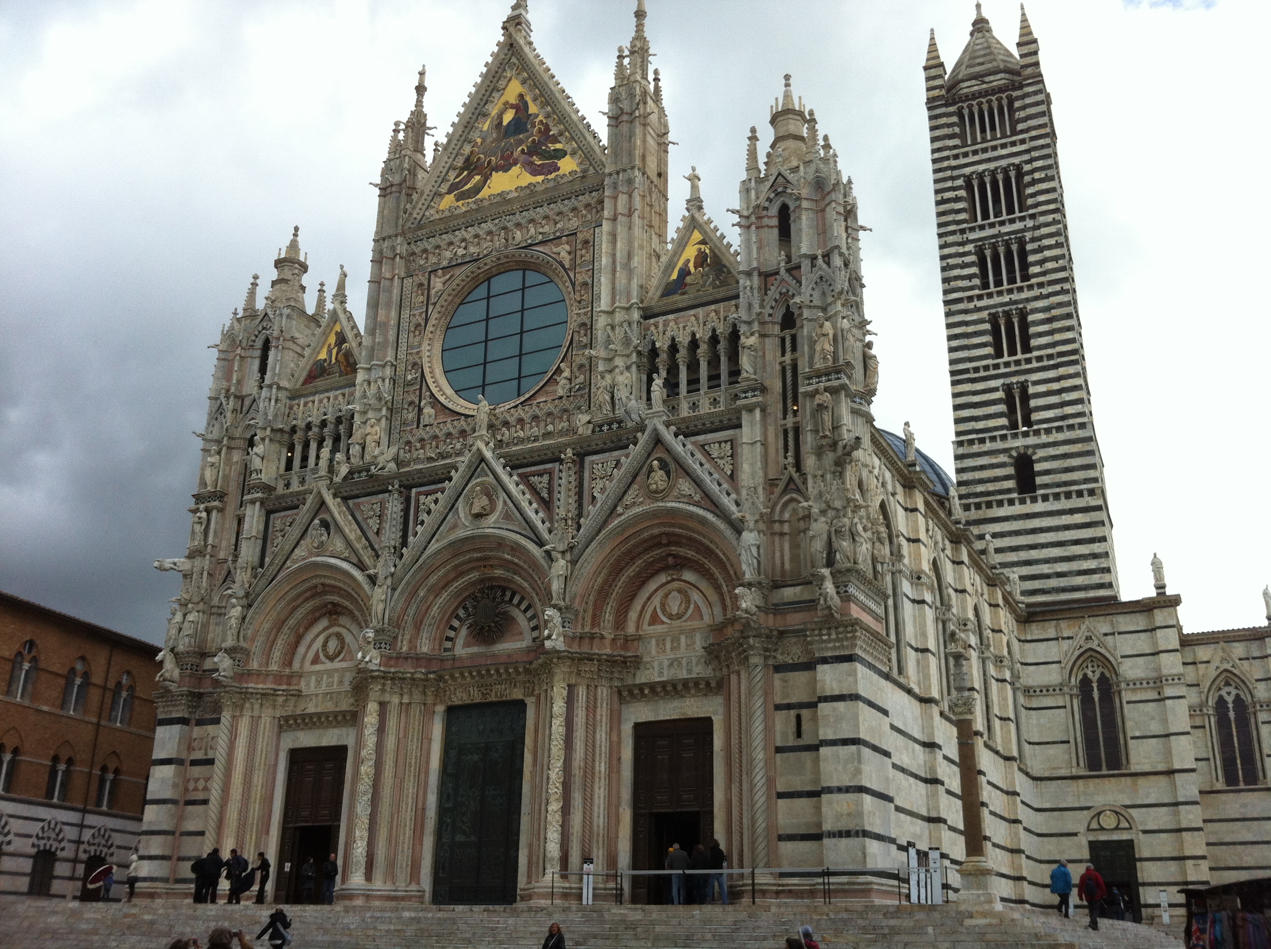 L'imponente facciata del Duomo
