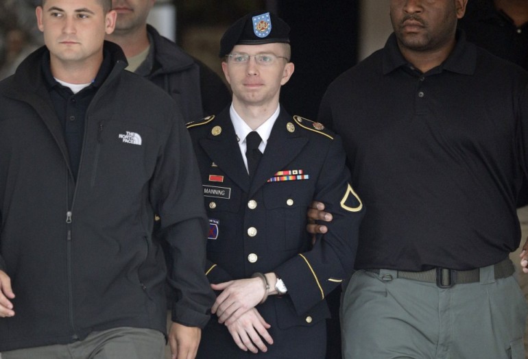 Bradley Manning, la talpa di Wikileaks, vuole cambiare sesso. E chiede la grazia
